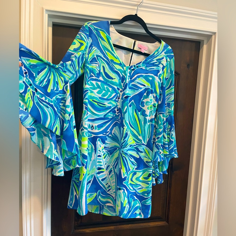 Lilly Pulitzer v-neck 3/4 sleeve w/ ruffle detail.Mini dress Size 0